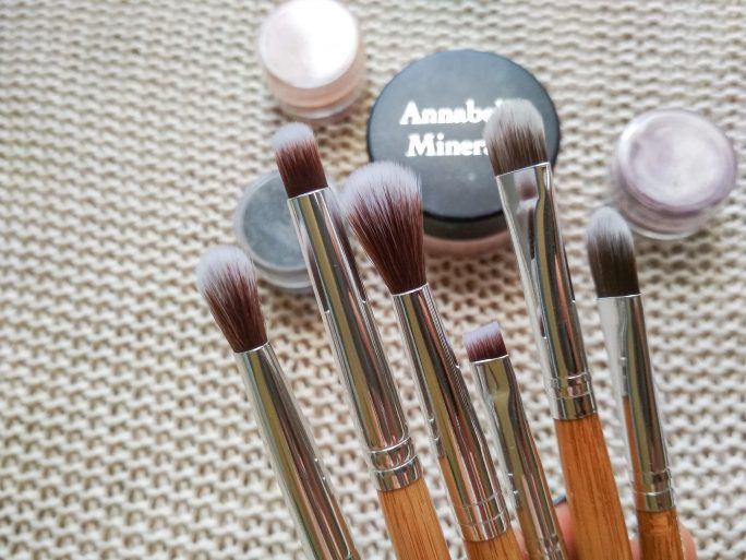 Jak korzystać z gąbeczek do makijażu mineralnego