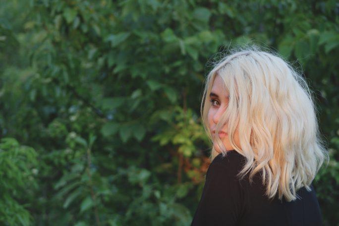 czesanie włosów blond