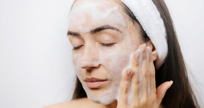 jakich błędów unikać przy oczyszczaniu twarzy
